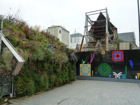 Der "Eingang" zur Kirche oder besser gesagt der Eingang zur Öffnung im Bauzaun ist komplett mit Grünzeugs zugewachsen und gestalltet das Ganze Bild doch etwas freundlicher 