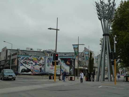 Auf dem Weg Richtung der Container Shopping Mall mit passendem Namen Re:START