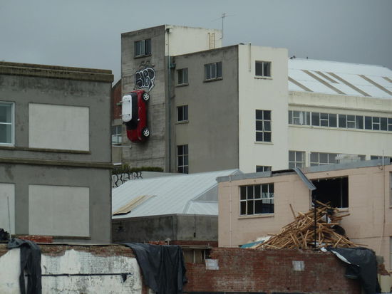 Und hier fährt mal eben ein Mini die Wand runter