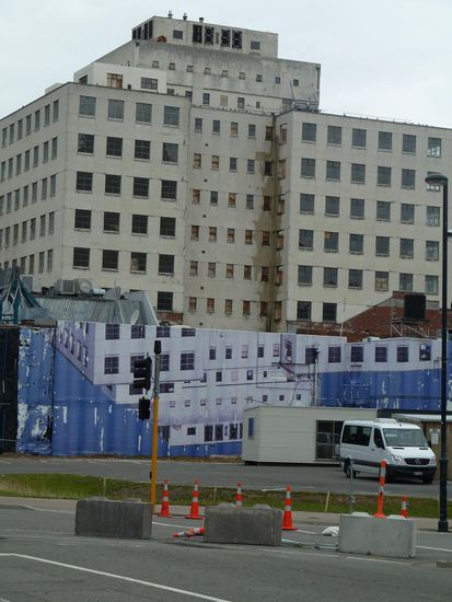 Das soll wohl einen See darstellen, in dem sich das Gebäude spiegelt