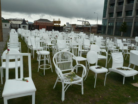 Ich kam auch an diesen leeren Stühen vorbei - es sind die Lieblingsstühle jender 185 Personen, die am 22. Februar 2011, in Folge oder während des Bebens ihr Leben verlohren - es war auch ein Babybugy dabei  