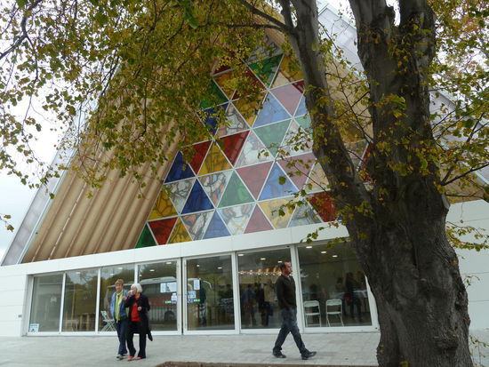 In der Nähe des Platzes der leeren Stühle, stand die Cardboard Catheadral - die ist wirklich aus Pappe