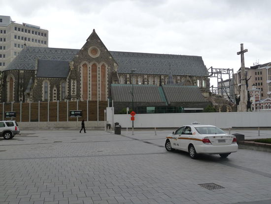 Hier sieht man ganz gut, dass der hintere Teil der Kirche schon ziemlich wieder aufgebaut wurde 