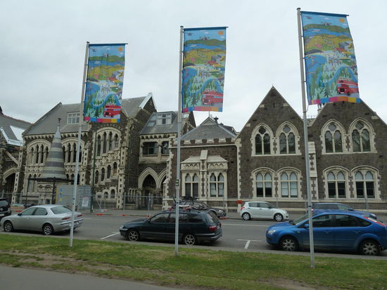 wobei das Kunst Zentrum auf der anderen Straßenseite, genau gegenüber des Museums, nicht so glimpflich davon kam