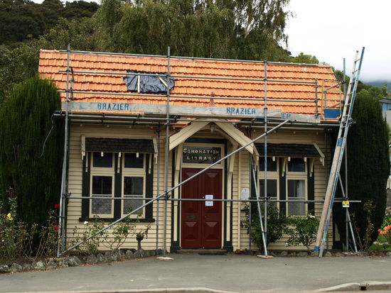 Auch in Akaroa sind noch die Schäden vom Beben zu sehen