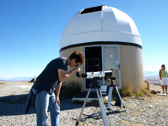 Zum Fotoshooting hab ich ir das Mount Cook Teleskop ausgesucht - da musste ich mich nicht zu sehr verenken 