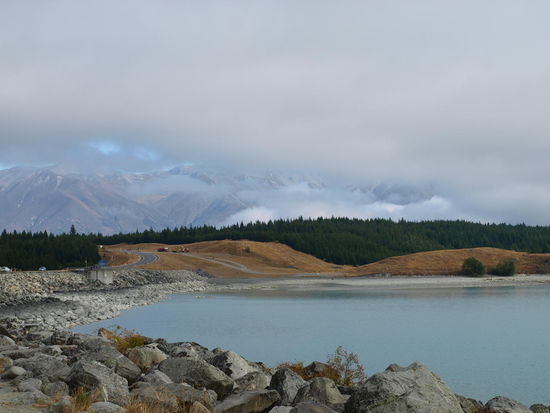 Lake Pukaki noch umhüllt von Wolken, aber die waren dann ganz schnell verschwunden