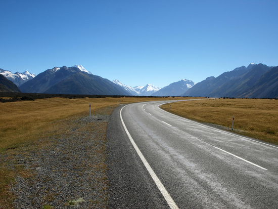 noch sind die schneebedeckten Berge weit weg
