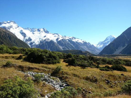 Der Blick vom Mt Cook Village - der schneebedeckte Hügel ganz Rechts ist der Mount Cook