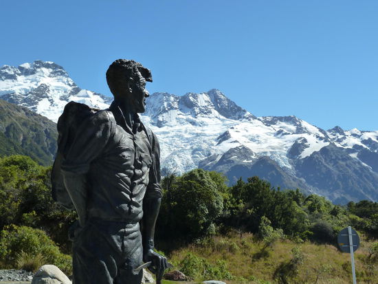 Sir Edmund Hillary schaut sich den Mt Cook ganz genau an
