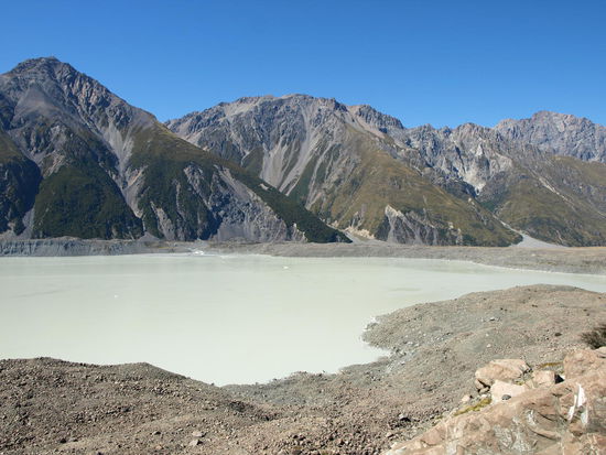 dieses Tasman Gletscherwasser fließt in der Lake Pukaki und ist für dessen Farbe verantwortlich - selber hat der Gletschersee auch eine "komische" Farbe