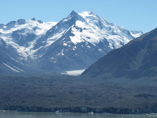 Vielleicht kann man sich es jetzt besser vorstellen, wie groß dieser Gletscher ist und auch wie groß die Eisbrocken sind, die darin rumschwimmen