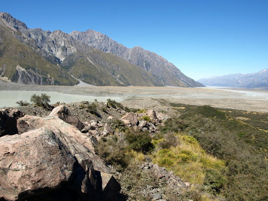 links der Gletschersee und ganz in der Ferne rechts, der Anfang von Lake Pukaki