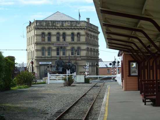 Harbourside Bahnhof - im Hintergrund das Steampunk HQ