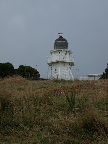 Auf dem Weg zum Katiki Point rechts der Leutturm und links