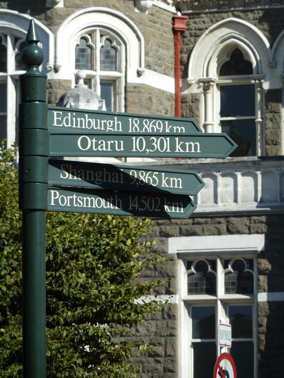 Wegweiser vor dem Bahnhof