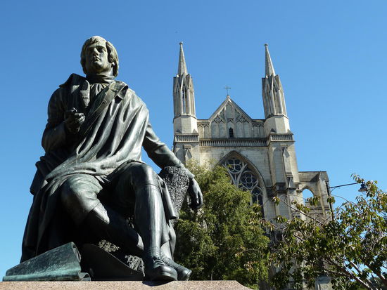 Robert Burns Statue mit Kirche im HIntergrund