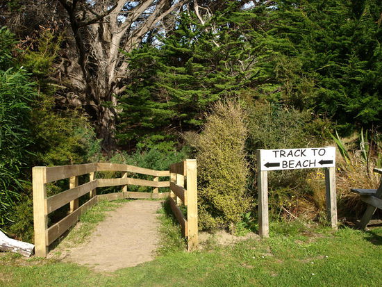 Der Eingang zum Strandwanderweg die Surat Bay entlang