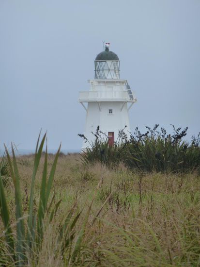 Der Leuchtturm am Waipapa Point - er wurde gebaut nachdem ein Schiff (S.S. Tararua) 1881 dort auf ein Riff auflief und 131 Menschen starben