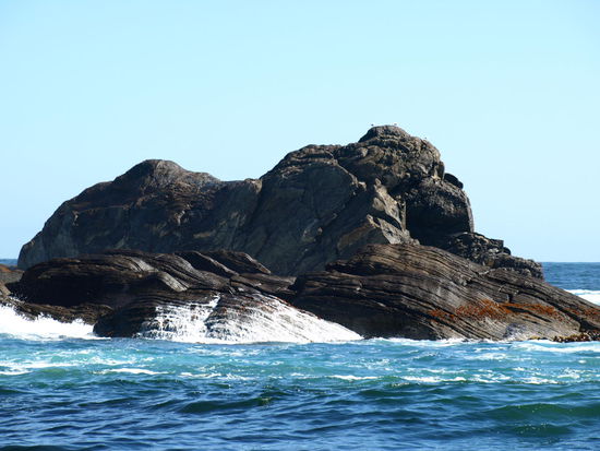 Felsen zwishen Milford Sound und Tasman See und auch gleichtzeitig der Wendepunkt des Bootes - jetzt ging es das andere Ufer wieder zurück zum Terminal