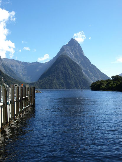 Wieder an Land - noch ein letztes Bild vom Mitre Peak - jetzt nicht mehr in Wolke gehüllt