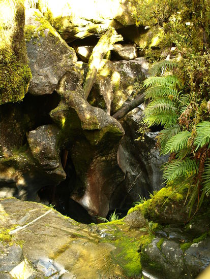 und seine vom Wasserfall geformten Steine