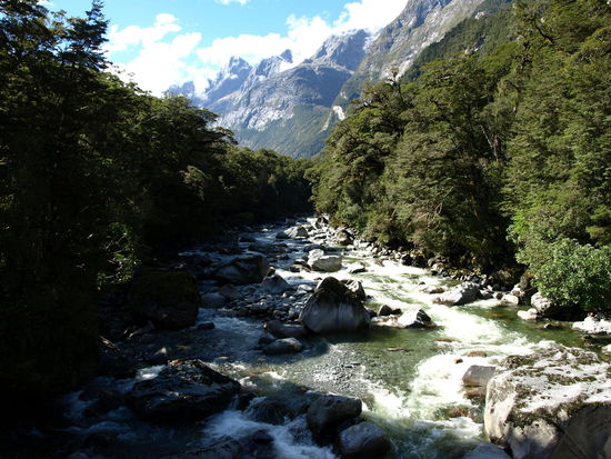 Der Fluss unten am Parkplatz