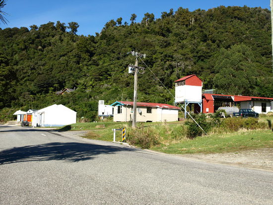 Die große Ortschaft Jackson Bay