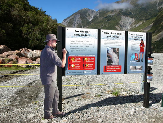 Ganz nett gemacht, die Hinweistafel mit dem Pappranger