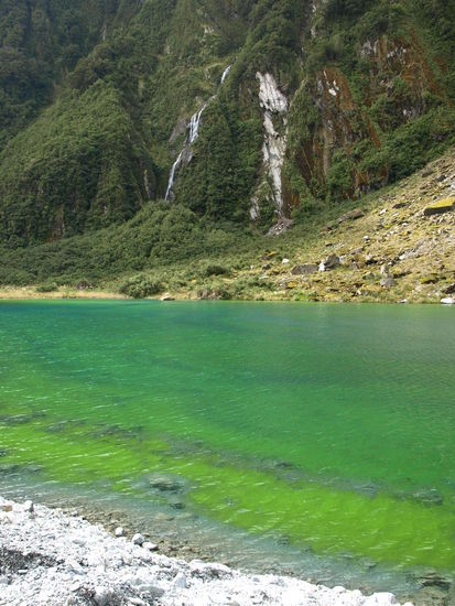 Ein See unterhalb des Gletscher mit grün leutendem Wasser