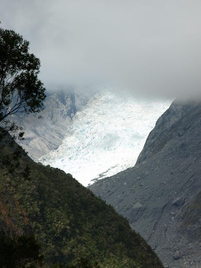 Hier konnte ich immerhin erahnen wie groß der Gletscher ist, aber die Wolken wollten mir keinen kompletten Blick gönnen