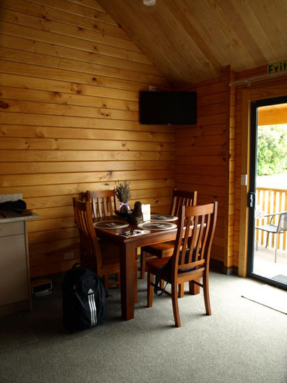 Der Hauptraum mit Küche, Essbereich und Doppelbett