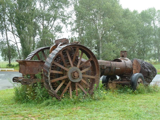 Irgendwelcher Schrott vor einer Tankstelle