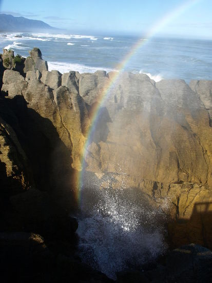 Hier hat es gerade ein wenig geblasen - leider war das Meer zu "ruhig" oder besser gesagt, die Flut war wieder vorbei und es ging Richtung Ebbe - ich war ca. 2 Stunden zu "spät", um die Blowholes besser blaseb zu sehen
