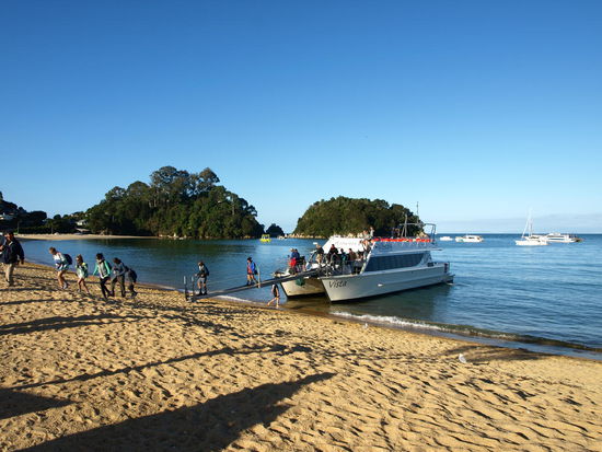 Ich war natürlich eine der ersten die unten waren, also noch chnell eion Bild auf die anderen Taxigäste die von den unterschiedlichten Buchten aufgesammelt wurden