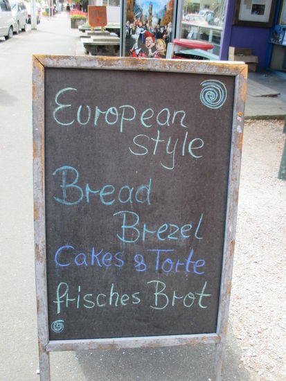 Das frische Brot hab ich nicht ausprobiert, aber in der Bäckerei sprachen sie Deutsch 