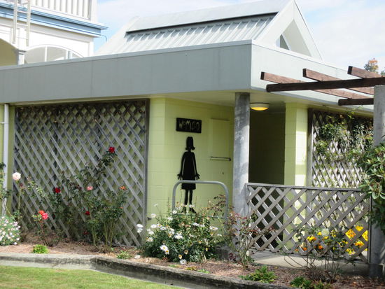 Und mal wieder eine öffentliche Toilette, wie es sie wiroich in jedem noch so kleinem Nest gibt