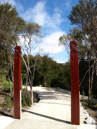 Der Eingang zum kurzen Wanderweg zur Süßwasserquelle Pupu Springs oder auch Te Waikoropupu Springs