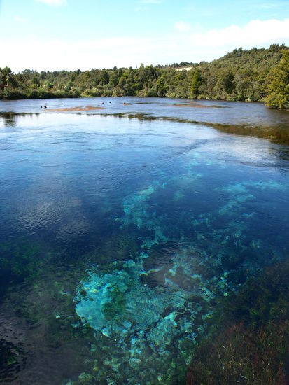 Am liebsten wäre ich da reingehüpft, aber warm war die Quelle ja nicht und außerdem verboten, sowie angeln, boot fahren und alles weitere 