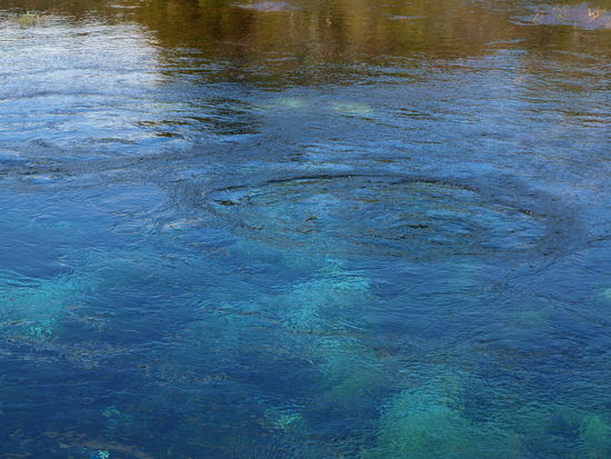 Da sprudelt sie - gut 14.000 Liter Wasser strömen pro Sekunde aus der Quelle