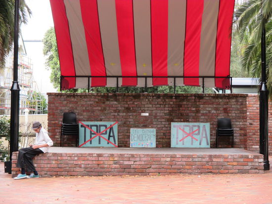 An diesem Samstag wurde landesweit in ganz Neuseeland gegen das Trans-Pacific Partnership Agreement (TPPA) protestiert. Die Kiwis trauen dem Ganzen nicht so über den Weg und ich glaube, so ganz unrrecht haben sie mit ihren Protesten nicht - da hängst so viel mit drann, das natürlich nicht öffentlich diskutiert werden soll