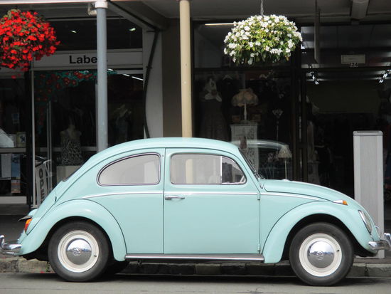 Da in Neuseeland kein Auto wirklich verschrottet wird, sieht man überall auch noch ältere Modelle fahren