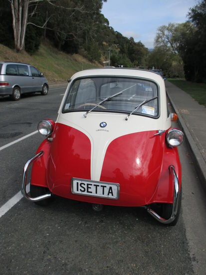 Vor dem Freilichtmuseum stand noch dieses nette Fahrzeug eines Besuchers mit nagelneuer Zulassung und Versicherung im Fenster - das Nummernschild war hier "Name" und somit ein Sonderkennzeichen. Da feharen nicht zu viele rum, wahrscheinlich kostet so ein Sonderkennzeichen ganz gut extra