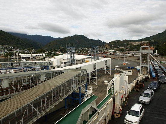 Die Autos werden auf die Fähre verladen