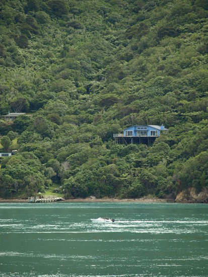 Diese Häuser haben keinen Straßenzugang, dafür aber einen Bootsanleger