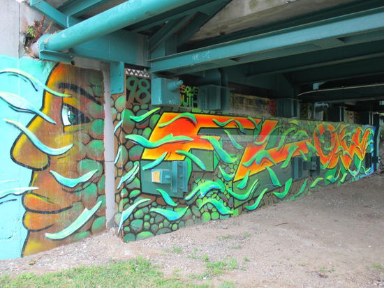 Die Unterführung einer Brücke mit Bildern aufgepeppt