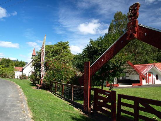 Natürlich wurde hier "missoniert", also die Kirche direkt neben den Versammlungshaus - die Mission selbst liegt noch auf der Stecke