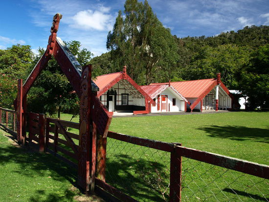 Der Eingang zum Versammlungsplatz, den Marae
