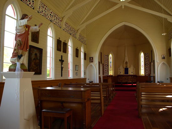 Der Innenraum - sehr schlicht gehalten und mit Maorikunst geschmückt