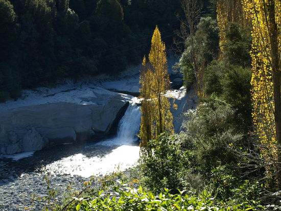 Auf dem Weg zurück, direkt am State Highway No 4, lag dann noch der Raukawa Wasserfall auf dem Weg 